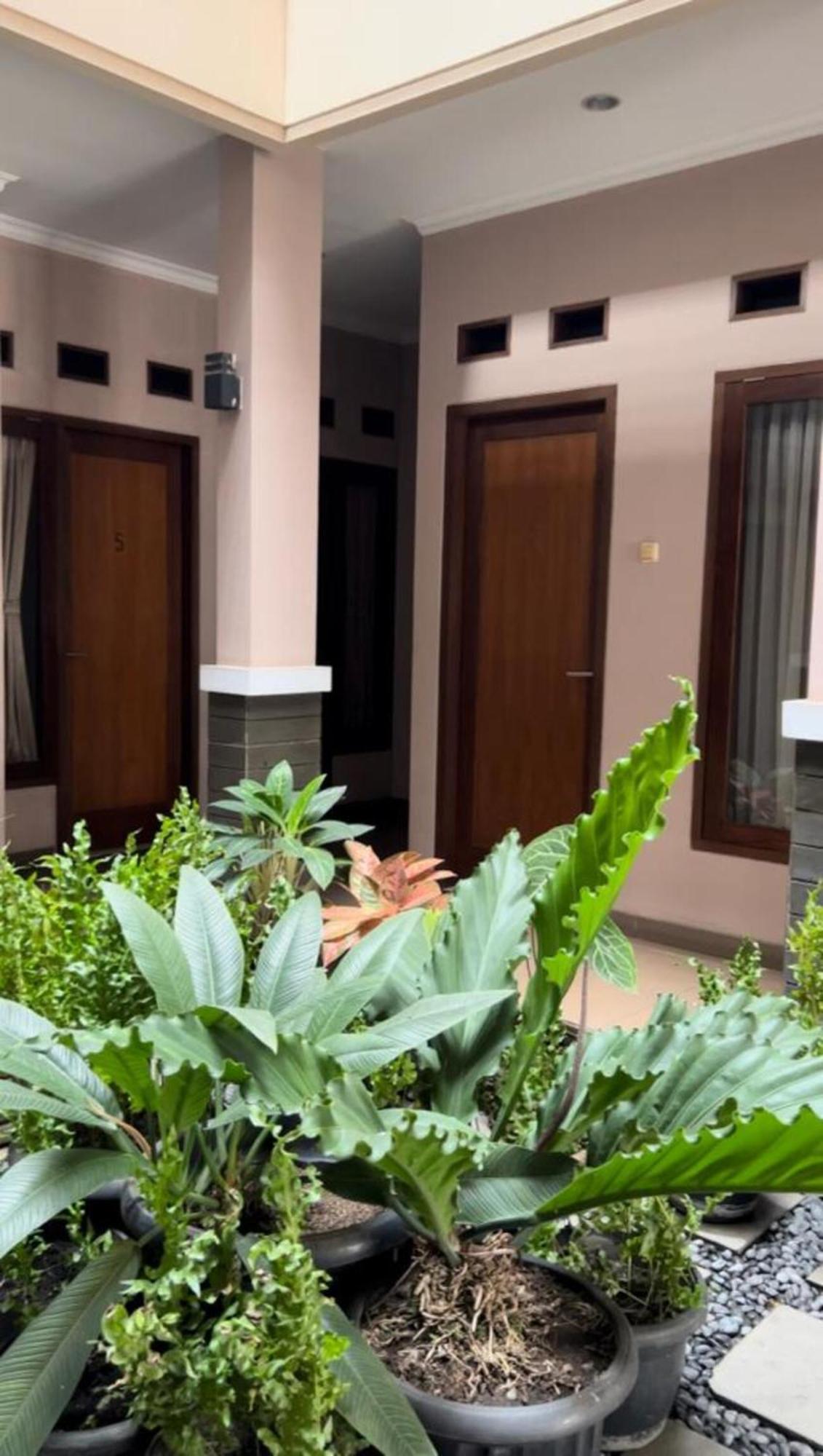 Hens Guesthouse Syariah Gadobangkong ภายนอก รูปภาพ
