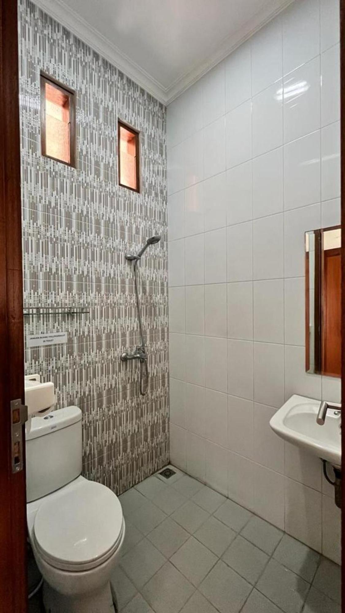 Hens Guesthouse Syariah Gadobangkong ภายนอก รูปภาพ