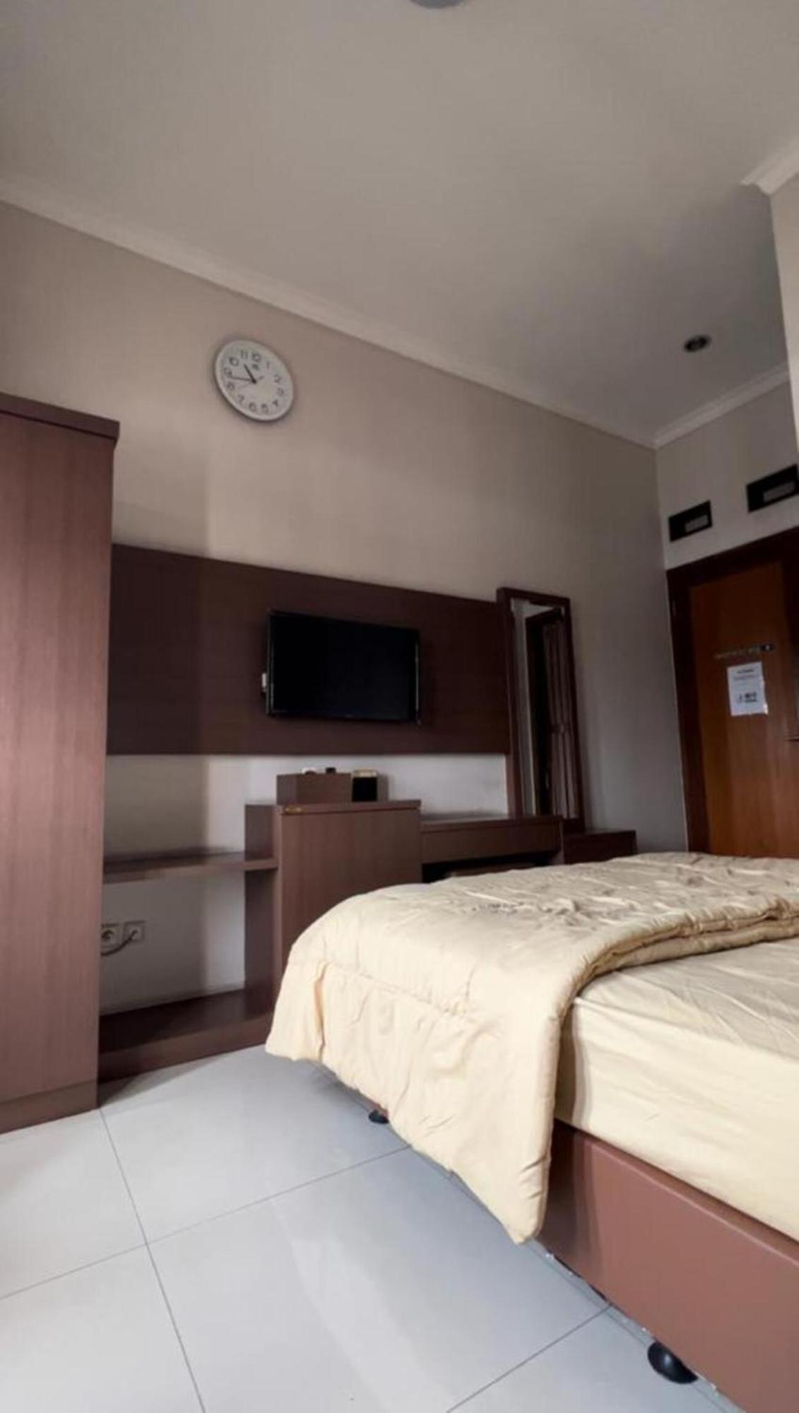 Hens Guesthouse Syariah Gadobangkong ภายนอก รูปภาพ